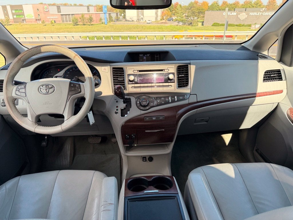 2014 Toyota Sienna XLE 8 Passenger