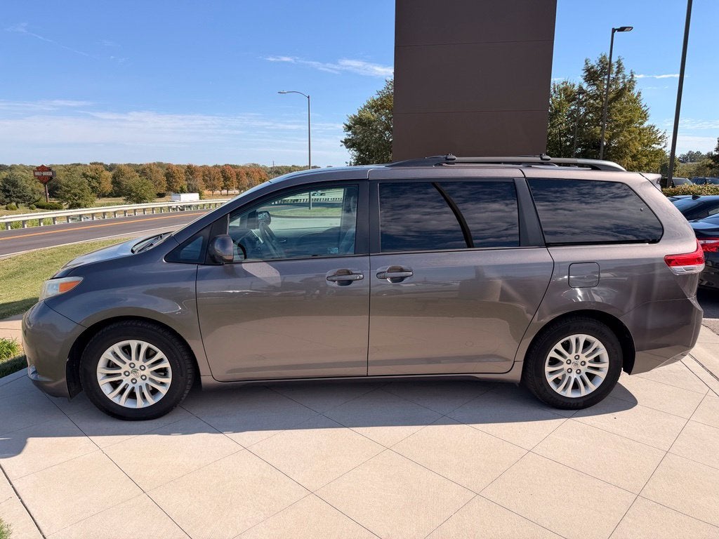 2014 Toyota Sienna XLE 8 Passenger