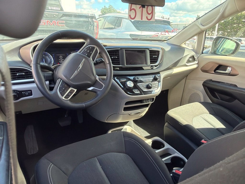 2022 Chrysler Voyager LX