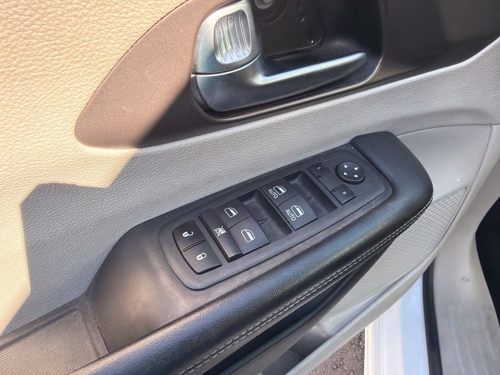 2022 Chrysler Voyager LX