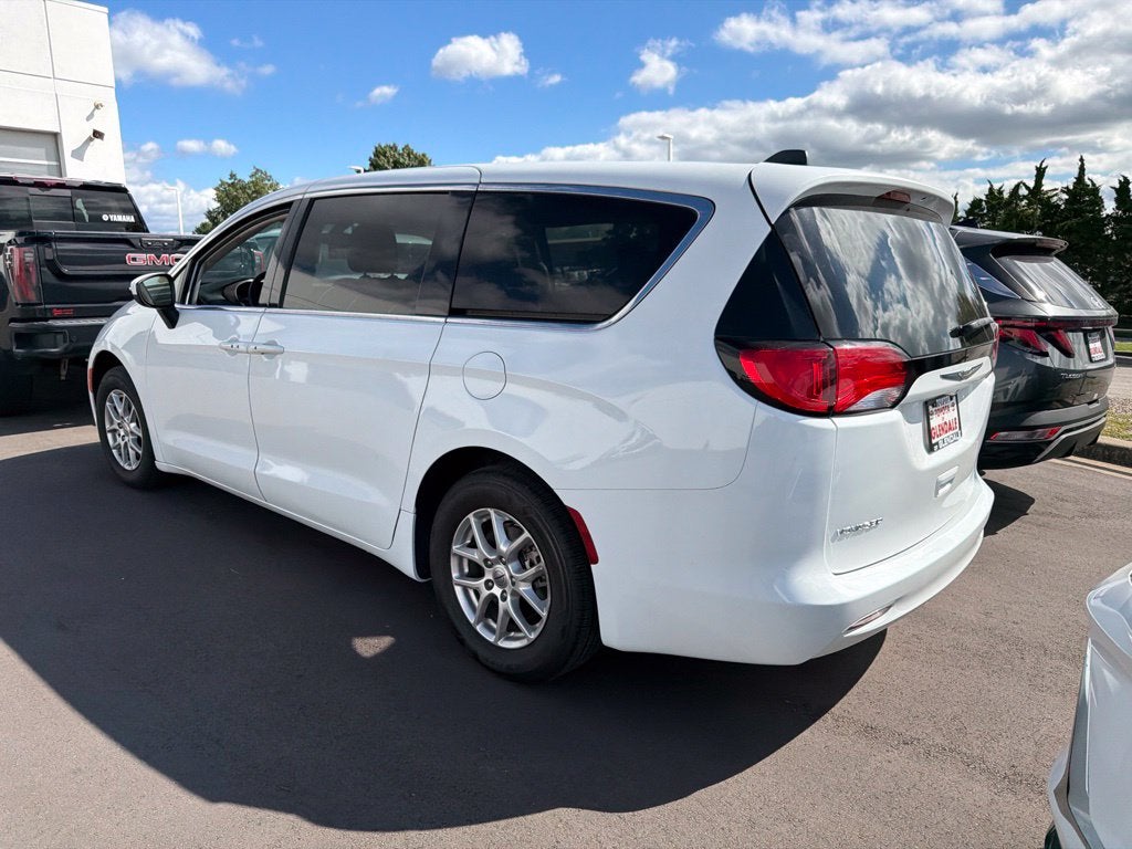 2022 Chrysler Voyager LX