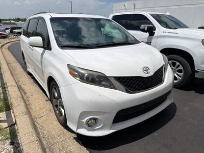2017 Toyota Sienna SE Premium 8 Passenger