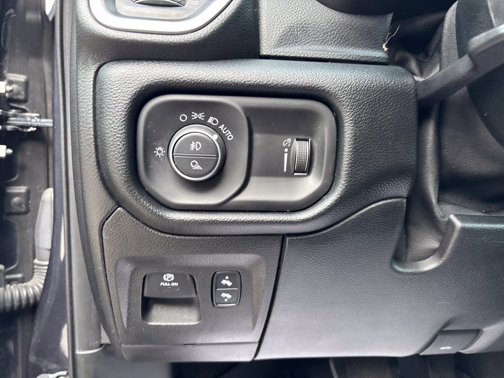 2020 RAM 1500 Big Horn Crew Cab 4x4 5'7' Box