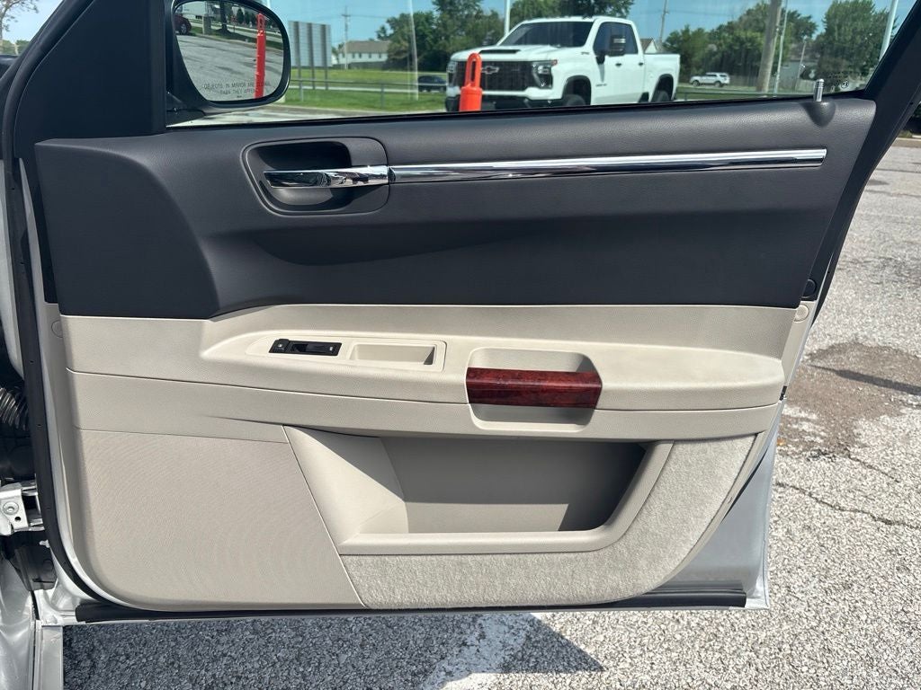 2005 Chrysler 300C Base