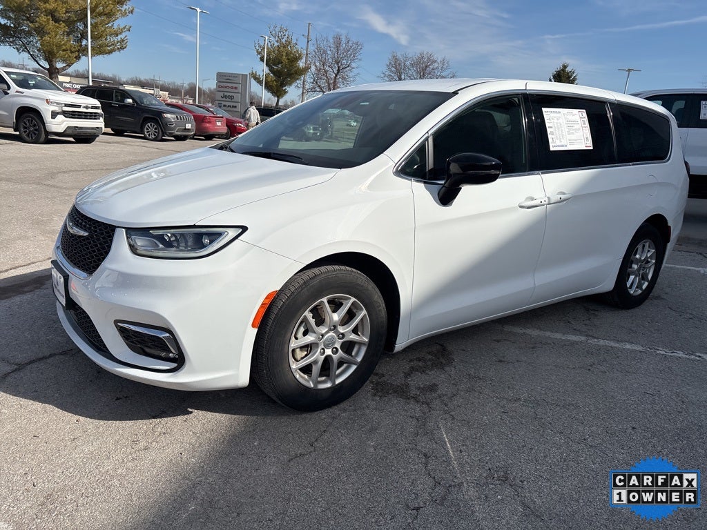 2025 Chrysler Pacifica Select