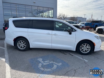 2025 Chrysler Pacifica Select
