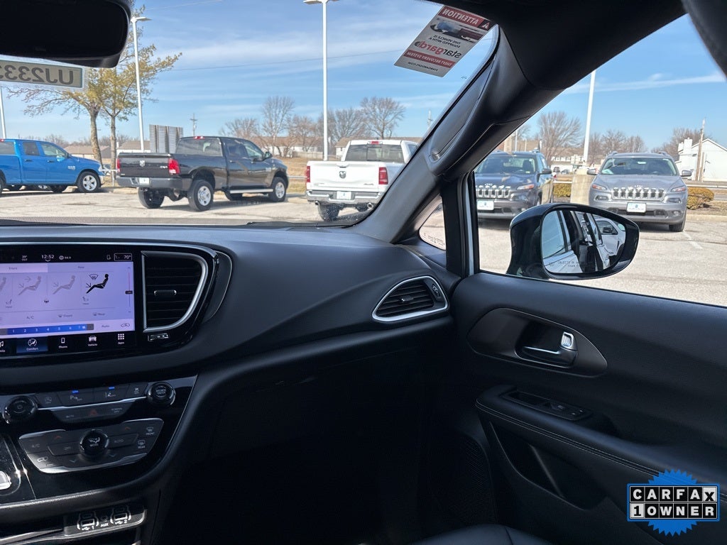 2025 Chrysler Pacifica Select