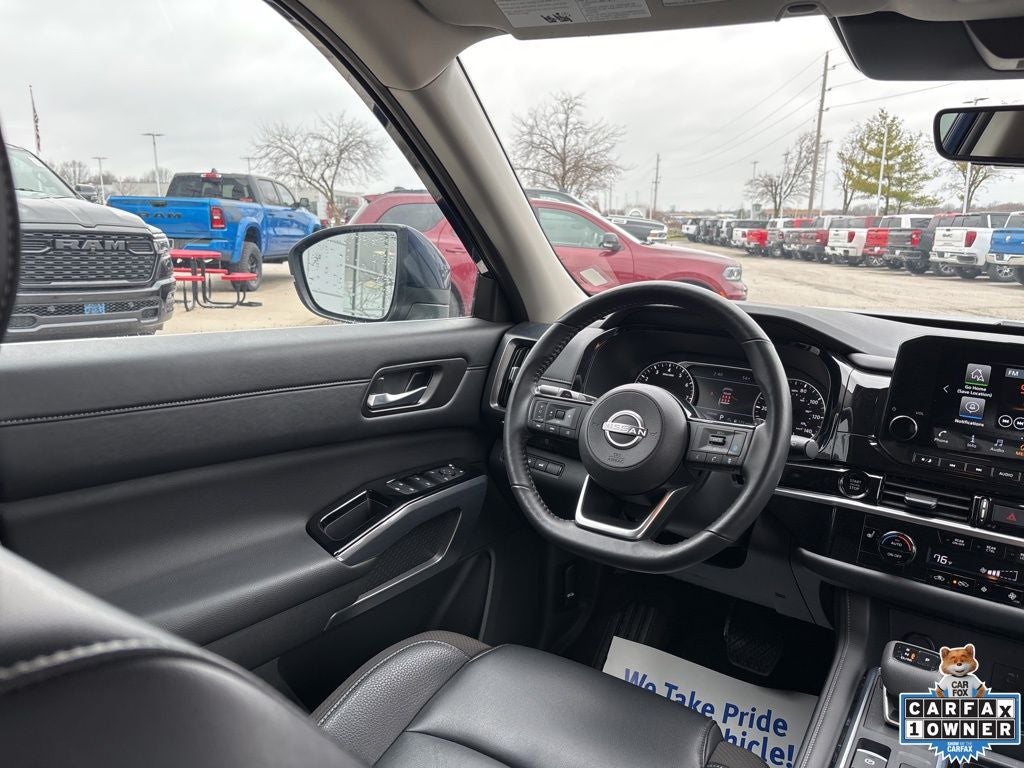 2025 Nissan Pathfinder SL