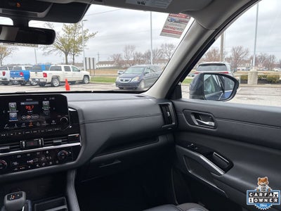 2025 Nissan Pathfinder SL