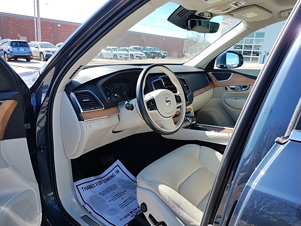 2022 Volvo XC90 T6 Momentum