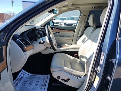 2022 Volvo XC90 T6 Momentum