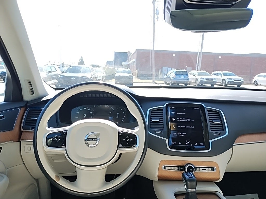 2022 Volvo XC90 T6 Momentum