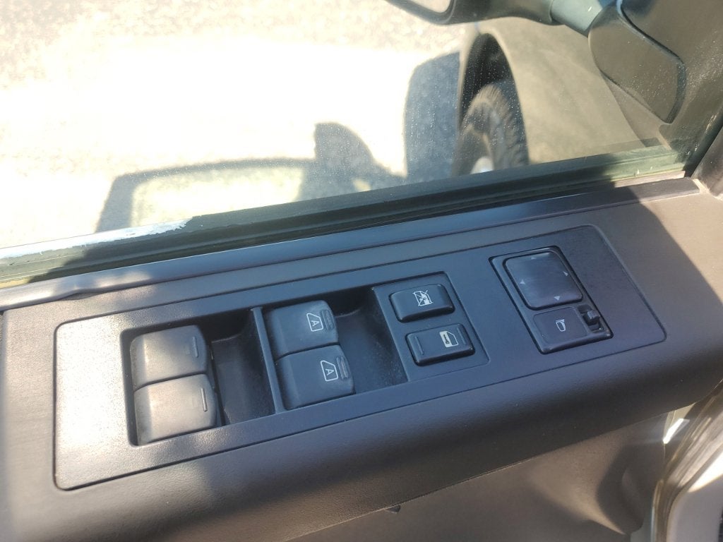 2004 Nissan Titan LE