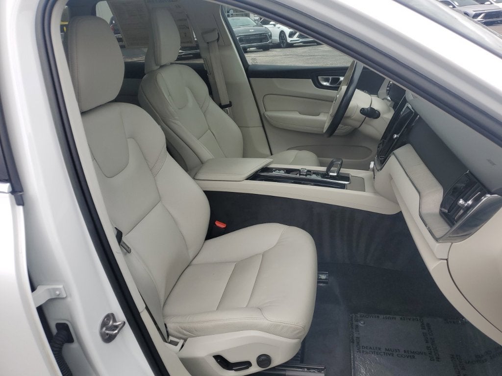 2023 Volvo XC60 B5 Plus Bright Theme